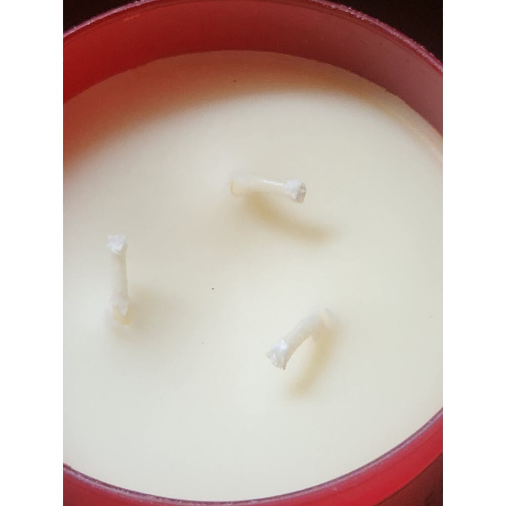 White Barn Strawberry Pound Cake 3-Wick Candle 14.5oz - Picture 4 of 6
